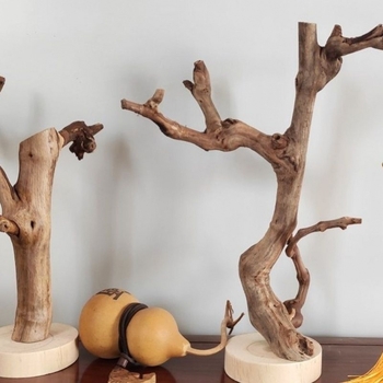 Дървен дисплей за бижута с мотив птица и клон – модерен минималистичен стил, защита срещу окисляване