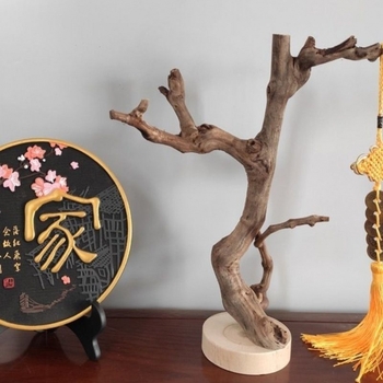 Дървен дисплей за бижута с мотив птица и клон – модерен минималистичен стил, защита срещу окисляване