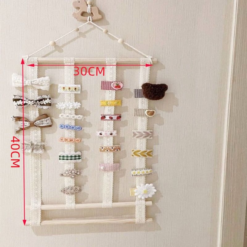 Display de perete pentru accesorii de păr pentru copii – lemn, stil artistic, primăvara 2025, brand Other Homes