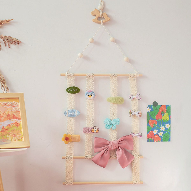 Display de perete pentru accesorii de păr pentru copii – lemn, stil artistic, primăvara 2025, brand Other Homes