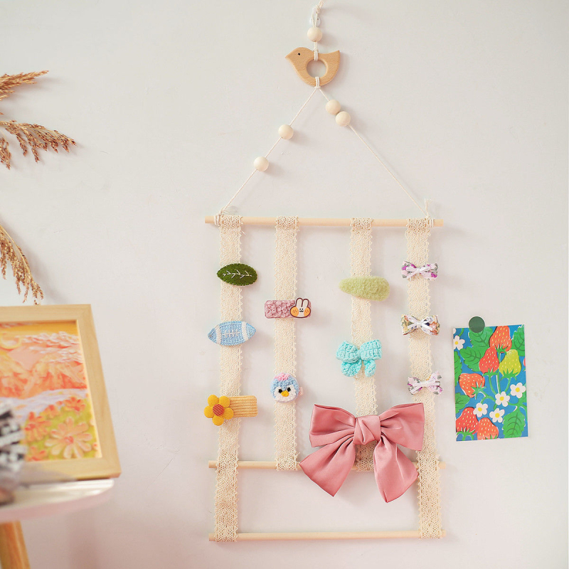Display de perete pentru accesorii de păr pentru copii – lemn, stil artistic, primăvara 2025, brand Other Homes