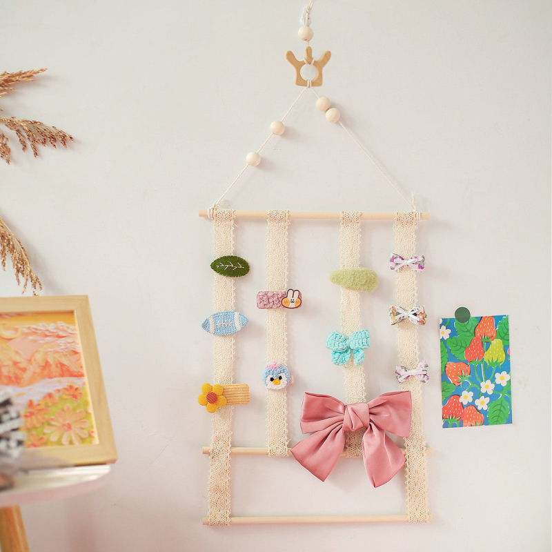 Display de perete pentru accesorii de păr pentru copii – lemn, stil artistic, primăvara 2025, brand Other Homes
