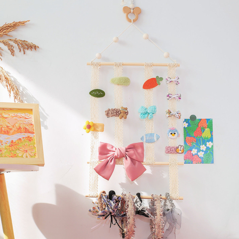 Display de perete pentru accesorii de păr pentru copii – lemn, stil artistic, primăvara 2025, brand Other Homes