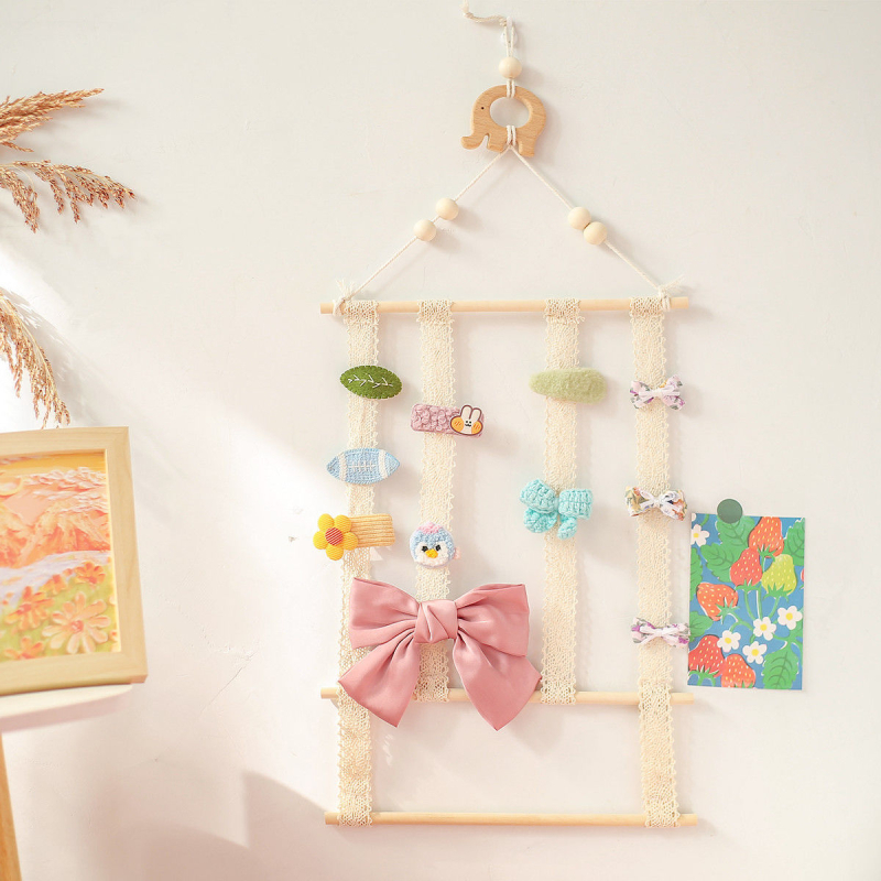 Display de perete pentru accesorii de păr pentru copii – lemn, stil artistic, primăvara 2025, brand Other Homes