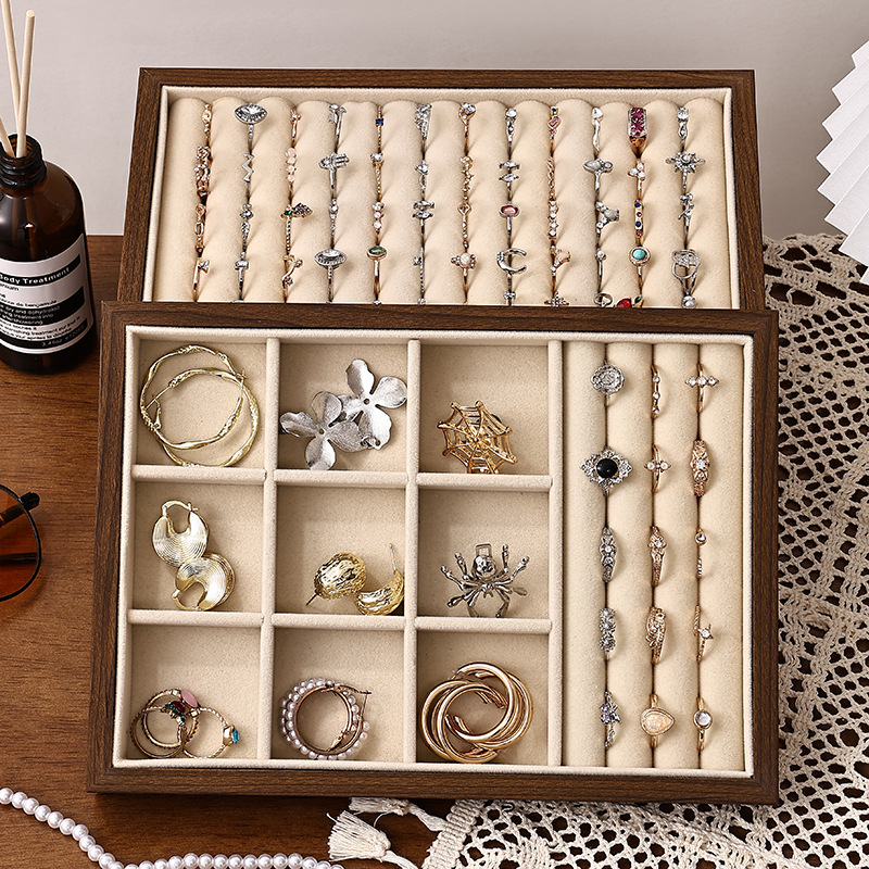 Дървена витрина за бижута от орехово дърво с множество отделения за пръстени, колиета и обици – настолен дисплей