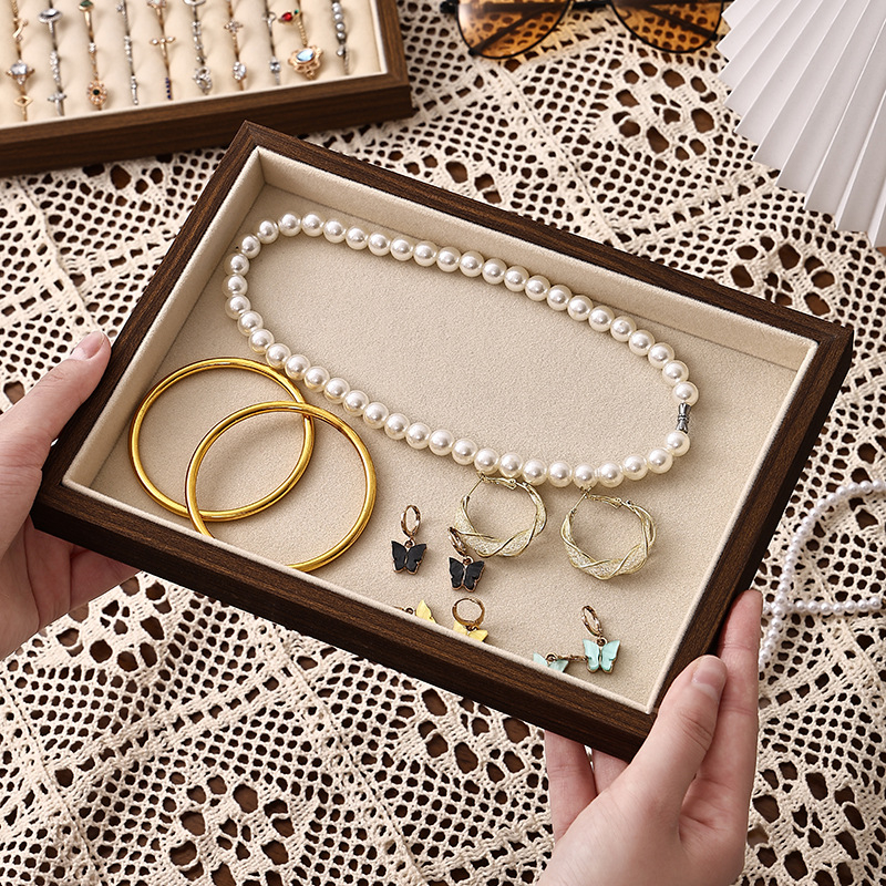 Дървена витрина за бижута от орехово дърво с множество отделения за пръстени, колиета и обици – настолен дисплей