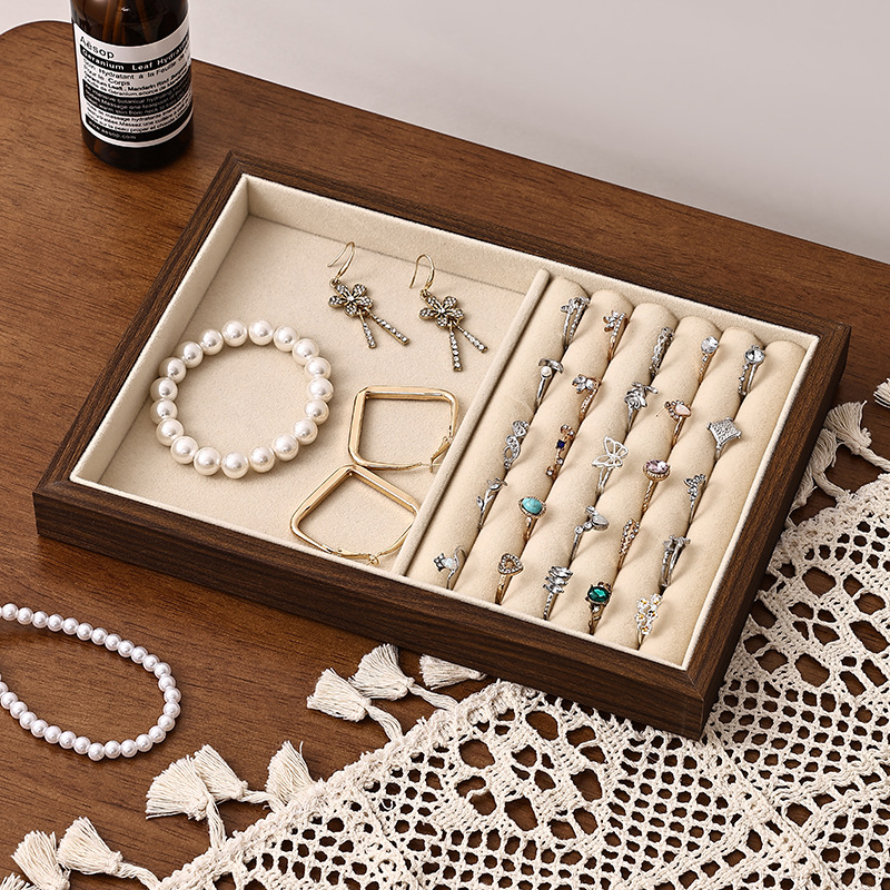 Дървена витрина за бижута от орехово дърво с множество отделения за пръстени, колиета и обици – настолен дисплей