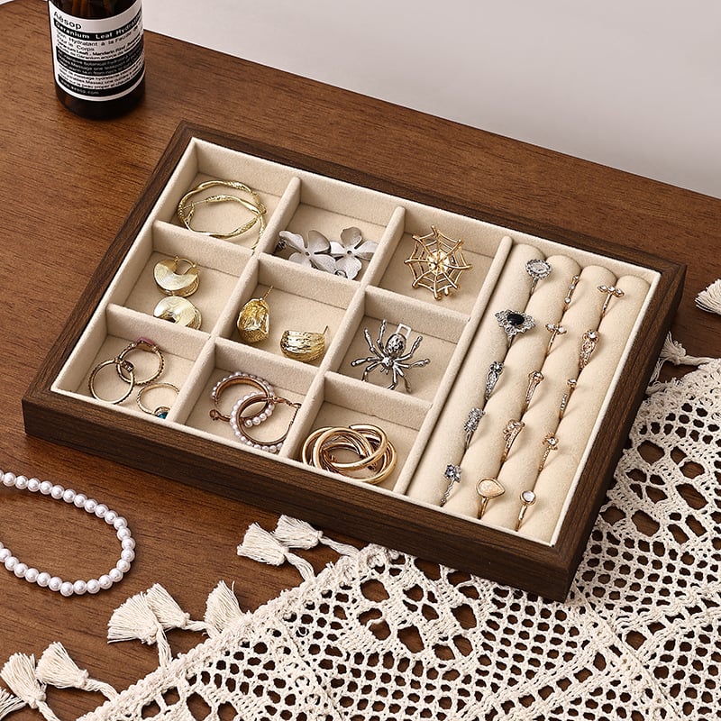 Дървена витрина за бижута от орехово дърво с множество отделения за пръстени, колиета и обици – настолен дисплей