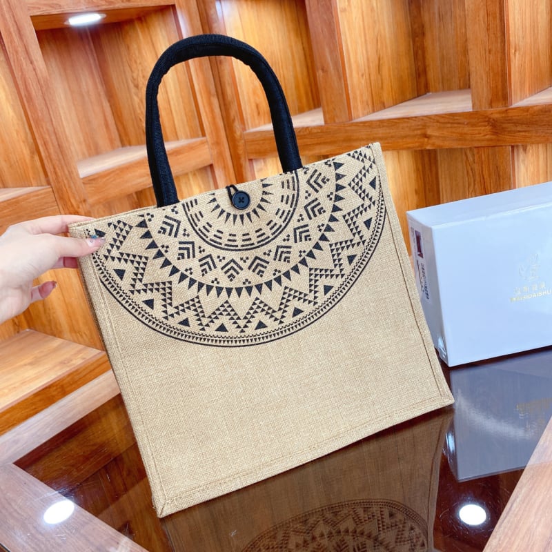 Чанта Tote от памук и лен, подплата полиестер, заключване, вътрешен джоб с цип и джоб за телефон, двойни дръжки