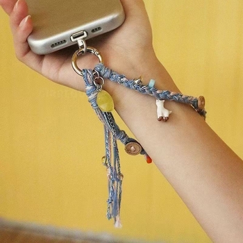 Pletený telefónny náramok s kľúčovým príveskom, materiál zliatina, ručne pletený, ovocný vzor, leto 2025