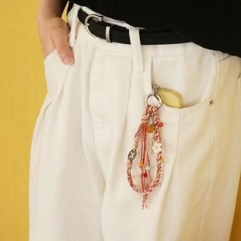 Pletený telefónny náramok s kľúčovým príveskom, materiál zliatina, ručne pletený, ovocný vzor, leto 2025