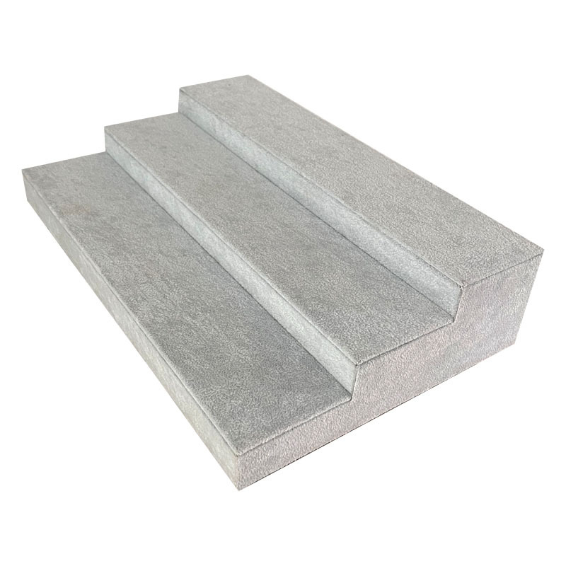 Трислойна трапецовидна стойка за бижута с фланелена повърхност, кадифено покритие и железна изработка – скандинавски стил