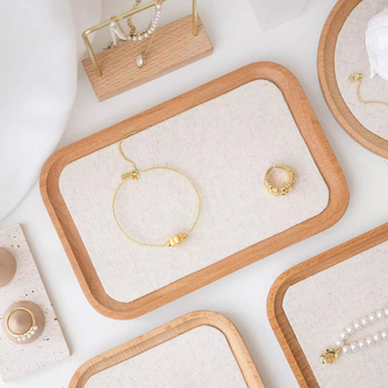 Еднослойна дървена подложка за бижута за експониране и фотосесия — бук + лен, сплайс техника, артистичен стил