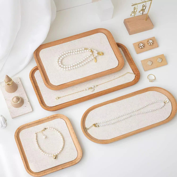 Еднослойна дървена подложка за бижута за експониране и фотосесия — бук + лен, сплайс техника, артистичен стил