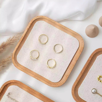 Еднослойна дървена подложка за бижута за експониране и фотосесия — бук + лен, сплайс техника, артистичен стил