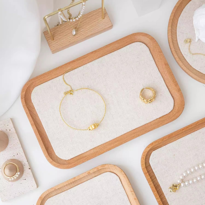 Еднослойна дървена подложка за бижута за експониране и фотосесия — бук + лен, сплайс техника, артистичен стил