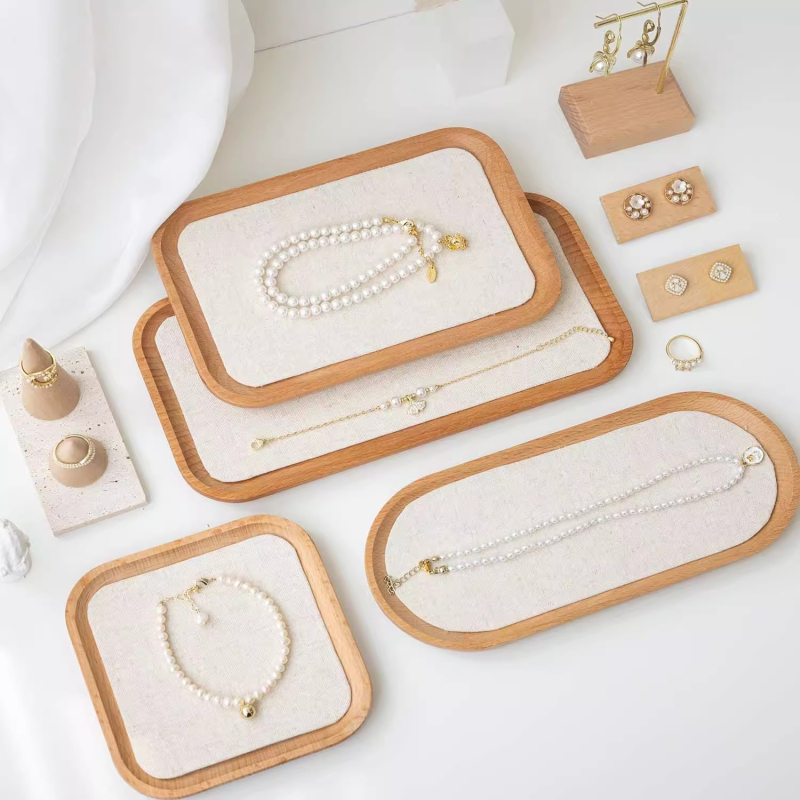 Еднослойна дървена подложка за бижута за експониране и фотосесия — бук + лен, сплайс техника, артистичен стил