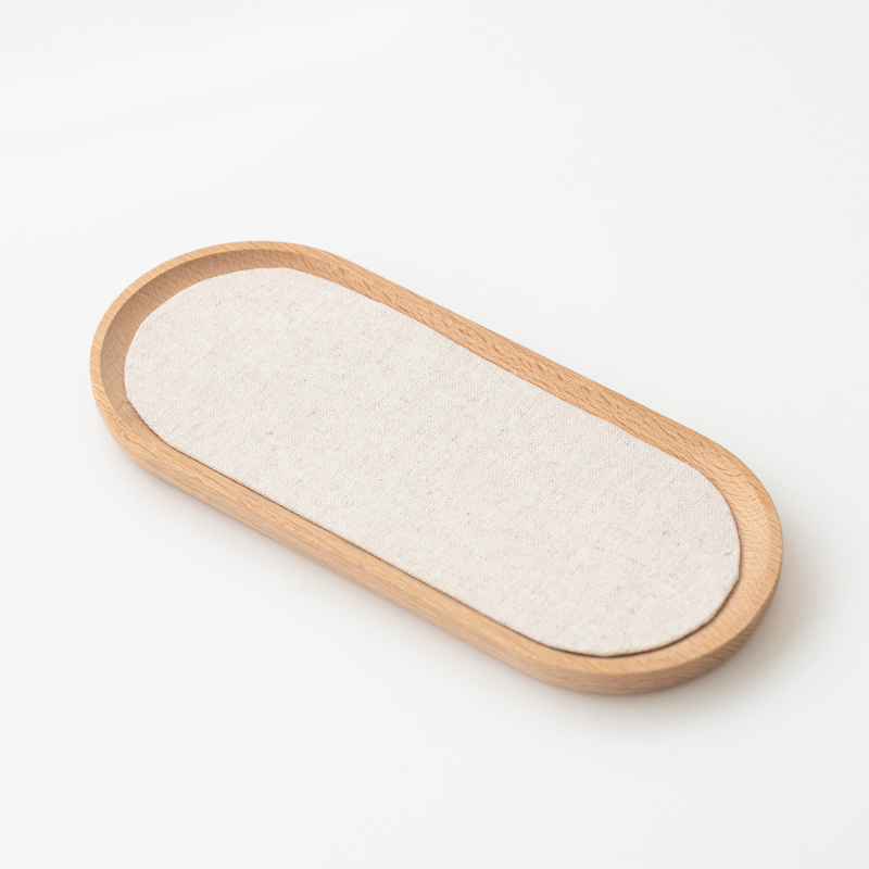 Еднослойна дървена подложка за бижута за експониране и фотосесия — бук + лен, сплайс техника, артистичен стил