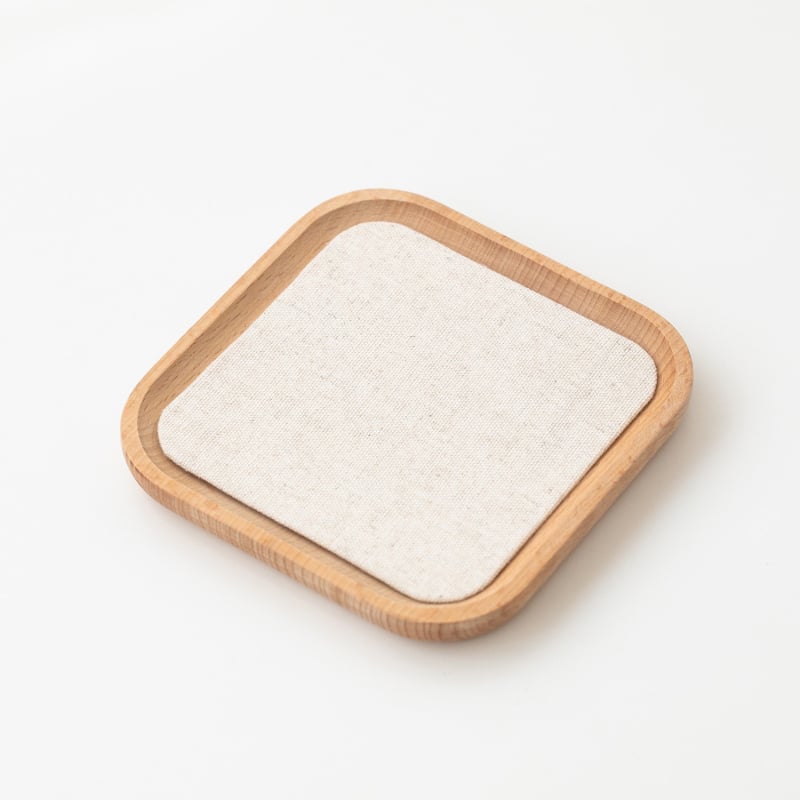 Еднослойна дървена подложка за бижута за експониране и фотосесия — бук + лен, сплайс техника, артистичен стил