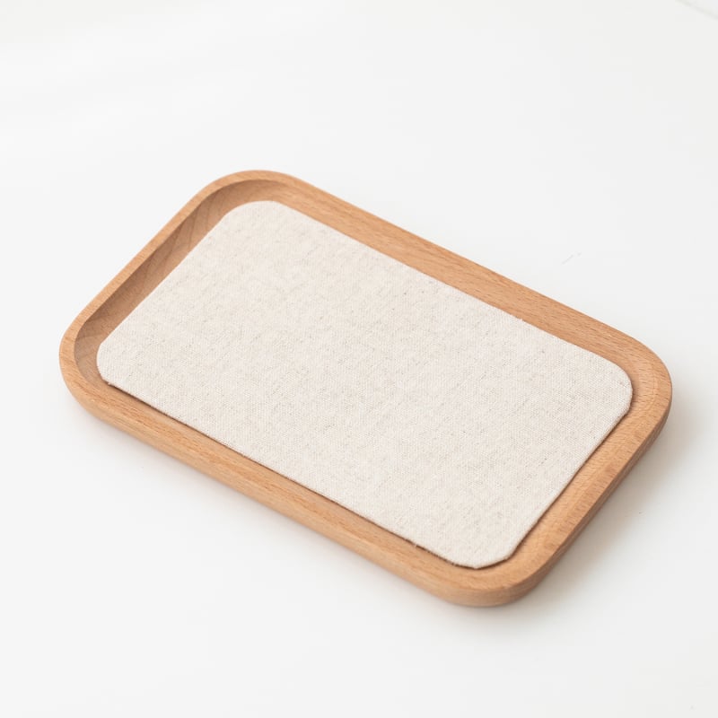 Еднослойна дървена подложка за бижута за експониране и фотосесия — бук + лен, сплайс техника, артистичен стил