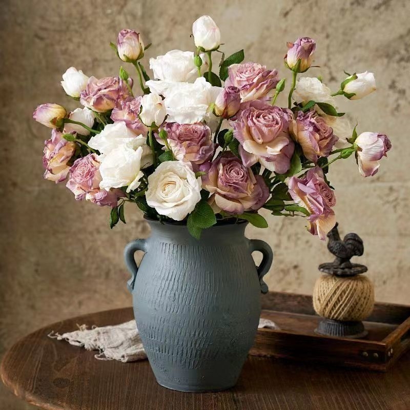 Τριπλή ρόζα με καμένη άκρη – τεχνητό μεταξωτό άνθος για διακόσμηση σπιτιού και γάμους