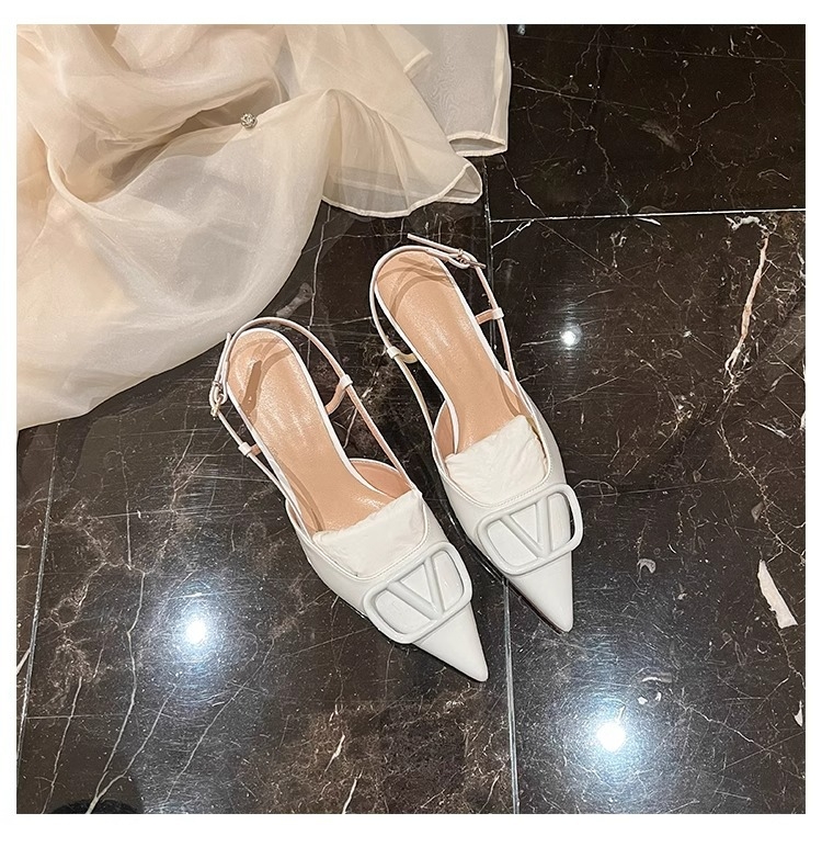 Vienu dirželiu sandalai, smailus pirštas, odinis viršus, gumos padas, sagtis, Pavasaris 2025