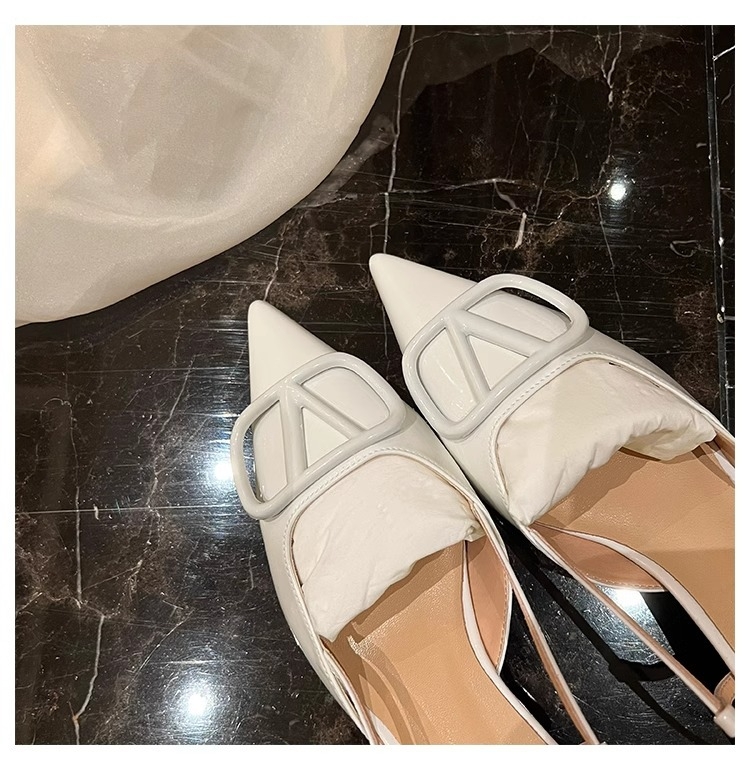 Vienu dirželiu sandalai, smailus pirštas, odinis viršus, gumos padas, sagtis, Pavasaris 2025