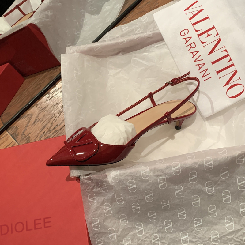 Vienu dirželiu sandalai, smailus pirštas, odinis viršus, gumos padas, sagtis, Pavasaris 2025