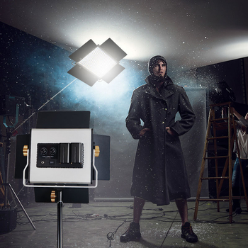 W660S Lampa LED profesională pentru fotografie — interior/exterior, 40W, 14.8V, 3200–6500K ±200K, reglaj intensitate și temperatură culoare, compatibil cu bateriile F550/F750/F970 cu adaptor