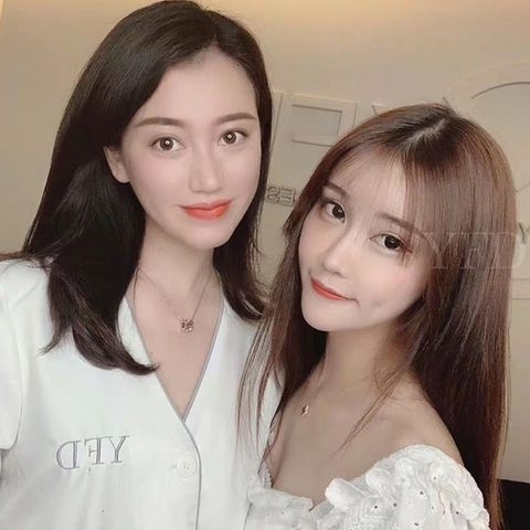 Kozmetický salón plášť pre kozmetičky, rukávy s piatimi štvrtinami, rohaté rukávy, kožušinový golier, antibakteriálna a dekontaminačná funkcia, elastanová tkanina