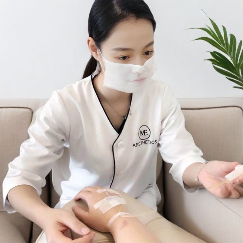 Kozmetický salón plášť pre kozmetičky, rukávy s piatimi štvrtinami, rohaté rukávy, kožušinový golier, antibakteriálna a dekontaminačná funkcia, elastanová tkanina