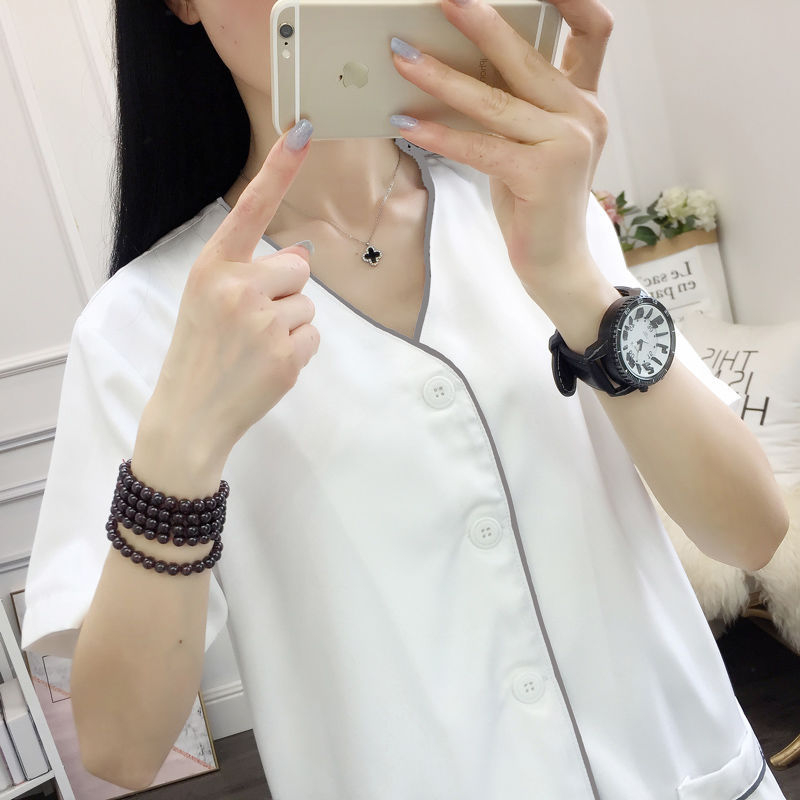 Kozmetický salón plášť pre kozmetičky, rukávy s piatimi štvrtinami, rohaté rukávy, kožušinový golier, antibakteriálna a dekontaminačná funkcia, elastanová tkanina