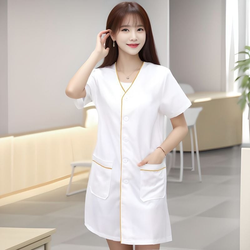 Kozmetický salón plášť pre kozmetičky, rukávy s piatimi štvrtinami, rohaté rukávy, kožušinový golier, antibakteriálna a dekontaminačná funkcia, elastanová tkanina