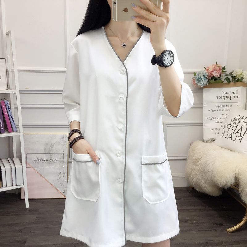 Kozmetický salón plášť pre kozmetičky, rukávy s piatimi štvrtinami, rohaté rukávy, kožušinový golier, antibakteriálna a dekontaminačná funkcia, elastanová tkanina