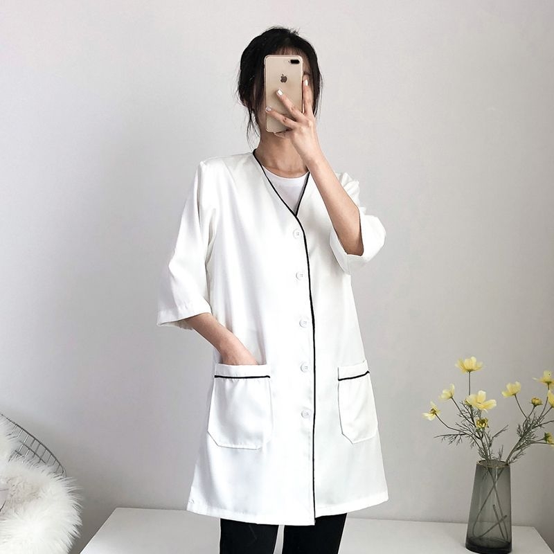 Kozmetický salón plášť pre kozmetičky, rukávy s piatimi štvrtinami, rohaté rukávy, kožušinový golier, antibakteriálna a dekontaminačná funkcia, elastanová tkanina