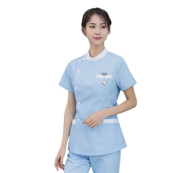 Set uniformă medicală (top și pantaloni) cu mâneci lungi, guler de tip sacou, țesătură poliester-bumbac 50–70% poliester, 30–50% bumbac, material cu evacuare a umezelii