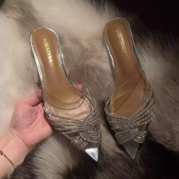 Vienos dirželių sandalai, PVC viršus, migdolo formos pirštas, žemas kulnas (<3 cm)