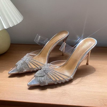 Vienos dirželių sandalai, PVC viršus, migdolo formos pirštas, žemas kulnas (<3 cm)