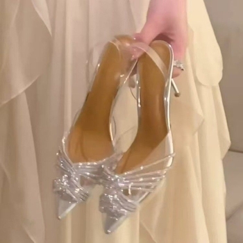 Vienos dirželių sandalai, PVC viršus, migdolo formos pirštas, žemas kulnas (<3 cm)