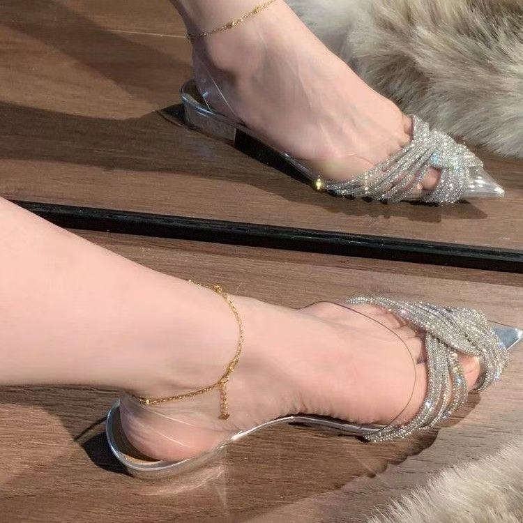 Vienos dirželių sandalai, PVC viršus, migdolo formos pirštas, žemas kulnas (<3 cm)