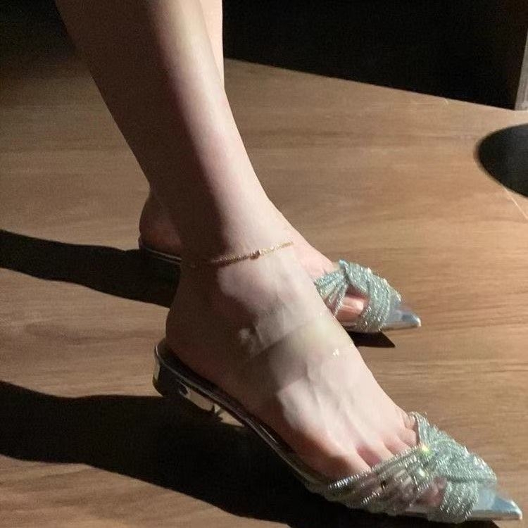 Vienos dirželių sandalai, PVC viršus, migdolo formos pirštas, žemas kulnas (<3 cm)