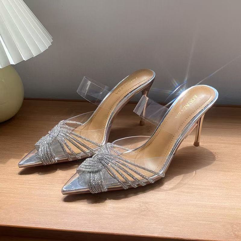 Vienos dirželių sandalai, PVC viršus, migdolo formos pirštas, žemas kulnas (<3 cm)