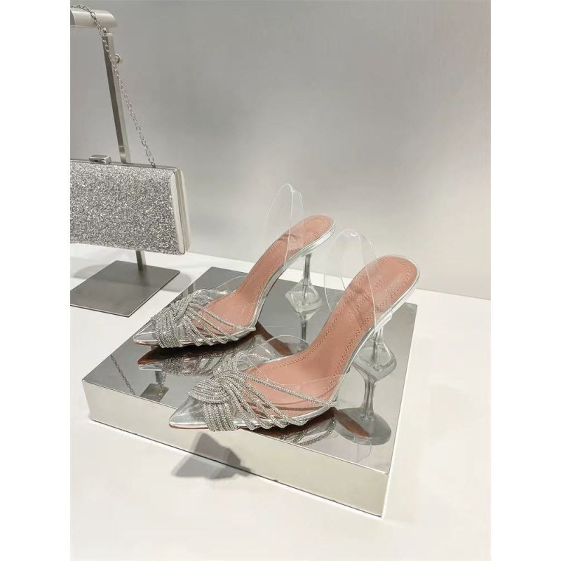 Vienos dirželių sandalai, PVC viršus, migdolo formos pirštas, žemas kulnas (<3 cm)