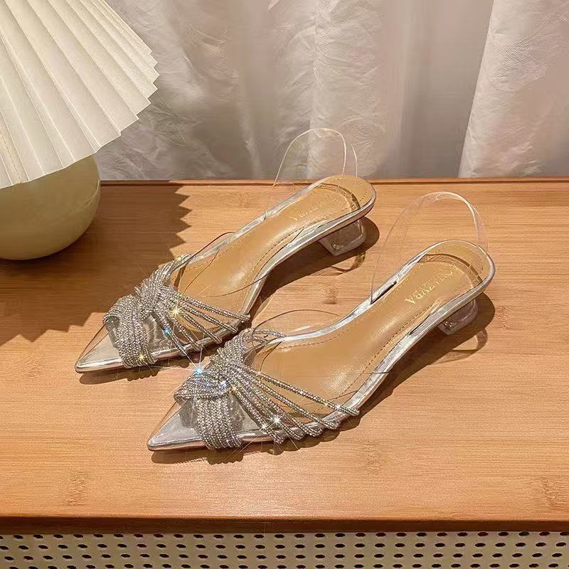 Vienos dirželių sandalai, PVC viršus, migdolo formos pirštas, žemas kulnas (<3 cm)