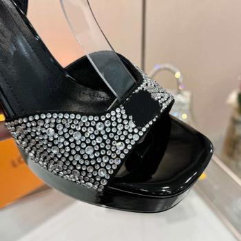 Mary Jane stiliaus perforuoti sandalai, apvaliu nosimi, sagties užsegimas, stora kulnėlė, kulnas virš 8 cm