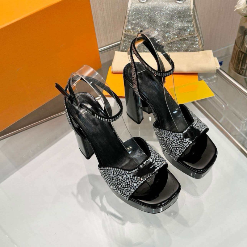 Mary Jane stiliaus perforuoti sandalai, apvaliu nosimi, sagties užsegimas, stora kulnėlė, kulnas virš 8 cm