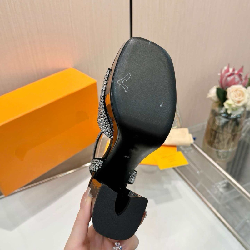 Mary Jane stiliaus perforuoti sandalai, apvaliu nosimi, sagties užsegimas, stora kulnėlė, kulnas virš 8 cm