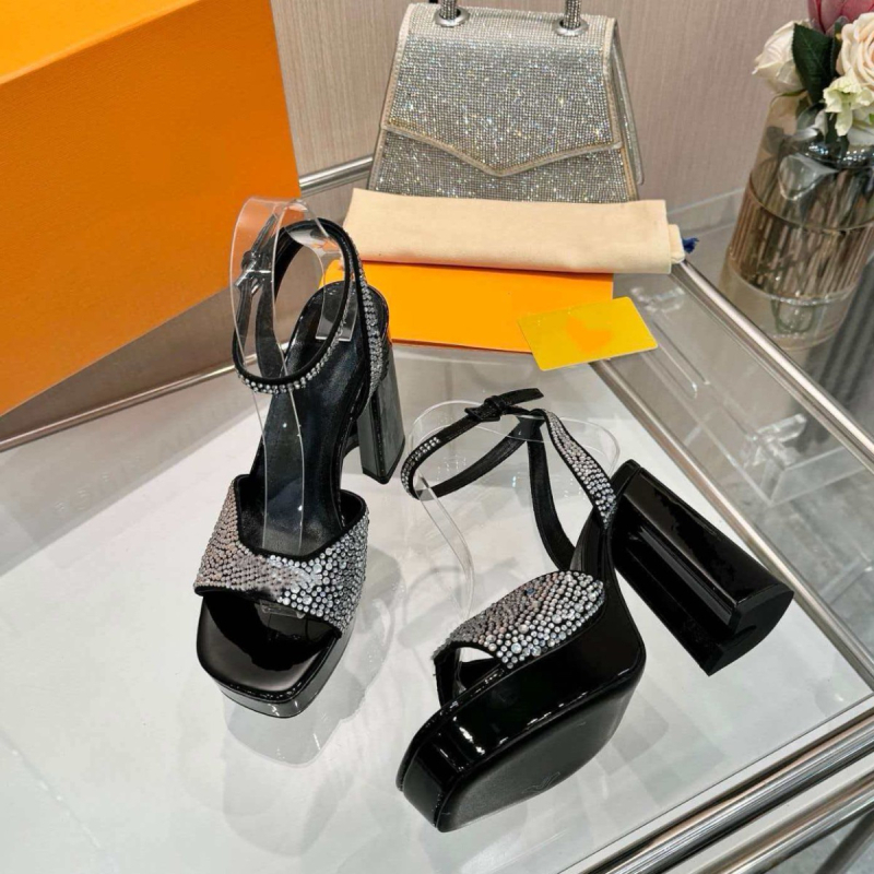 Mary Jane stiliaus perforuoti sandalai, apvaliu nosimi, sagties užsegimas, stora kulnėlė, kulnas virš 8 cm