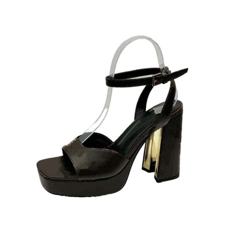 Mary Jane stiliaus perforuoti sandalai, apvaliu nosimi, sagties užsegimas, stora kulnėlė, kulnas virš 8 cm