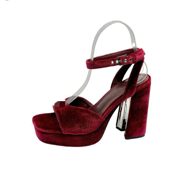 Mary Jane stiliaus perforuoti sandalai, apvaliu nosimi, sagties užsegimas, stora kulnėlė, kulnas virš 8 cm